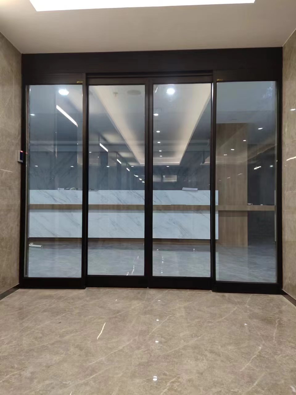 惠山区玻璃伸缩门