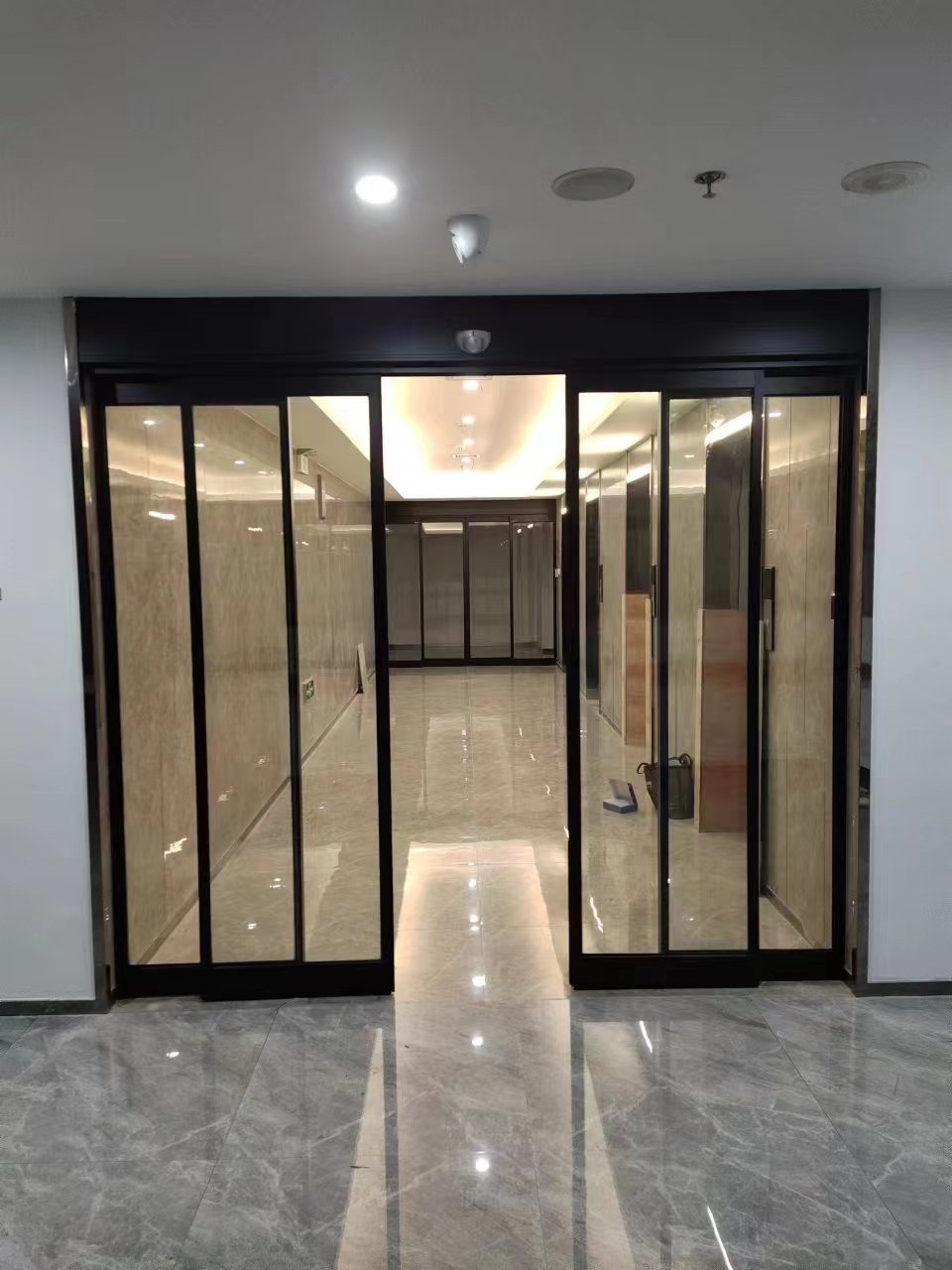 惠山区玻璃伸缩门